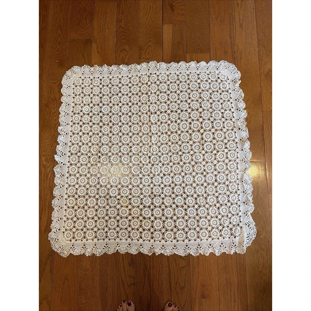 Vintage Handmade Crochet Tablecloth Daisy Wheel Pattern Cream 36x36 Scallop